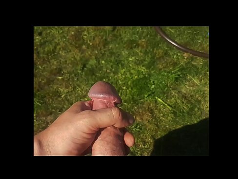 ❤️ Una guapa calenta es folla el seu cony rosa i es corre amb un esquitxat en un jardí d'estiu ️ Porno anal al ca.thebestfetishsites.ru ❌️❤